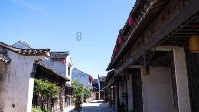 你这辈子有没有真心爱过的人？他直勾勾地指着一张照片，笑着说：“就她了。”